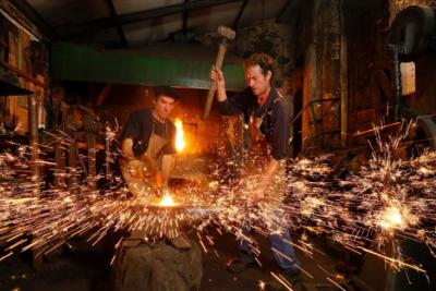 2 trabajadores en la forja